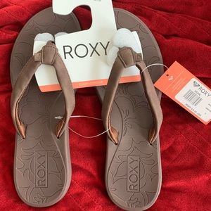 Roxy “Vickie” flip flops. New with tags. Size 9